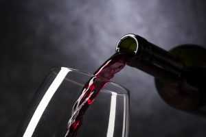 Home Glas rode Italiaanse wijn met druiven, representatief voor de beste Italiaanse wijnen zoals Chianti en Barolo