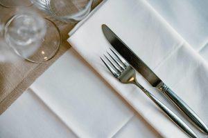 Home Interieur van het Italiaans restaurant in Breda met houten tafels, kaarslicht en warme Italiaanse ambiance
